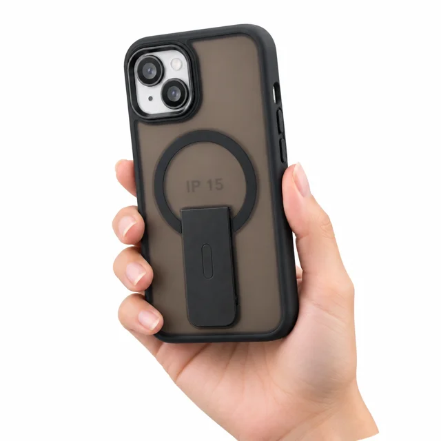 نمای قاب استنددار مشکی برلیا برای Apple iPhone 15 در دست