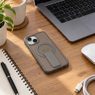 قاب طوسی استنددار برلیا برای Apple iPhone 15 روی میز کار