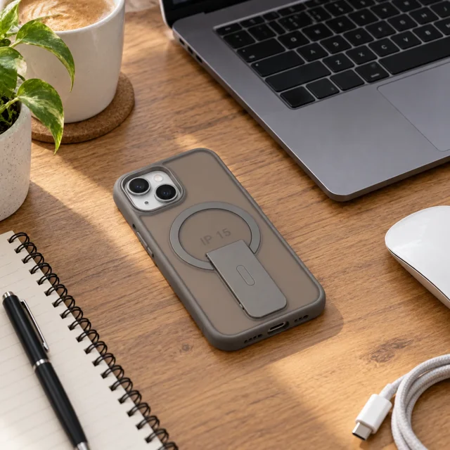 قاب طوسی استنددار برلیا برای Apple iPhone 15 روی میز کار